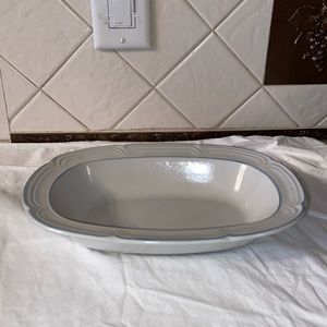 Like new Covington Hand Decorated Stoneware Serving Bowl by Avondale